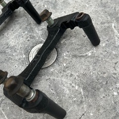 ミツビシ自動車　フロントディスクサポートキャリパー「4605A102」左右セットの画像