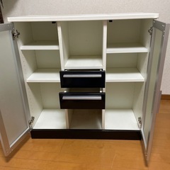 白い棚の画像