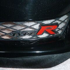 CIVIC Type-R の純正グリルとロゴマーク付きの画像