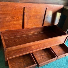 木製背もたれ長椅子の画像