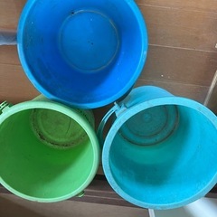 衣装ケース、バケツの画像