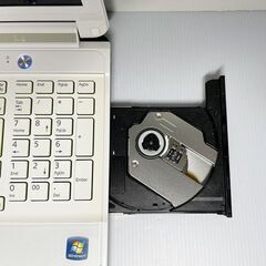 最終値引中★人気のホワイト★i5＆8GB＆SSD480GBの富士通ノートパソコンの画像