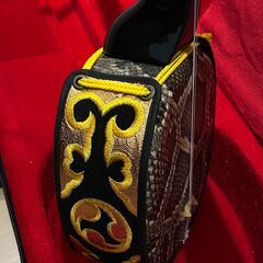 【美品】蛇本革張り沖縄三線　Okinawa Sanshin 黒漆本格モデルセット ハードケース付きの画像