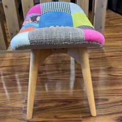 家具　椅子　スツール　カラフル　木製足　パッチワーク調　おしゃれの画像
