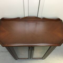A4428　ガラス扉キャビネット　飾り棚　収納　脚付き　家具　コレクションボード　の画像
