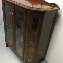 A4428　ガラス扉キャビネット　飾り棚　収納　脚付き　家具　コレクションボード　の画像
