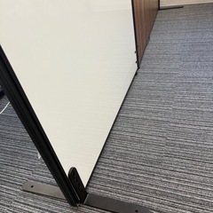 ホワイトボードパーテーション ＋ 木目調パーテーション 自立 オフィスの画像
