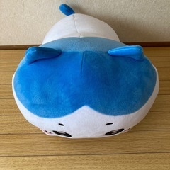 ちいかわ　中型ぬいぐるみ 白と青のキャラクター　約30センチくらいの画像