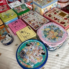 空き缶 お菓子の缶詰 ディズニーなどの画像