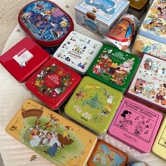 空き缶 お菓子の缶詰 ディズニーなどの画像