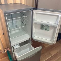 冷凍冷蔵庫 ・2012年製・138L・Panasonic・NR-B144W-S形・本体に傷凹みはありますが庫内はキレイで擦れも極端に少ないです・洗濯機 / ｵｰﾌﾞﾝﾚﾝｼﾞ等も出品して居ます、ｾｯﾄ購入の方は割引致します！【神奈川県(平塚駅～直線約２０km圏内) 送料と設置無料】全国発送は致しません・お問い合わせ～2日以内のお約束で5%割引致します！・希望者多数でも誠実にご対応致します。の画像