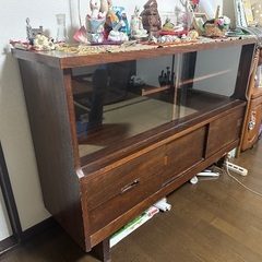 木製キャビネットガラス付きの画像