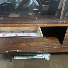 木製キャビネットガラス付きの画像