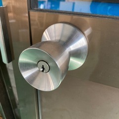 【DIYの材料に】トステム　アルミサッシ　
ガラスドア　808mm×1970mmの画像