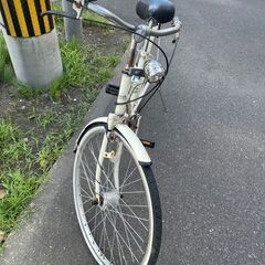 自転車　No.394　ホワイト　シティサイクル　LEDオートライト　※前輪振れあり【リサイクルショップどりーむ荒田店】の画像