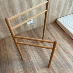 タオル掛け　木製　　の画像
