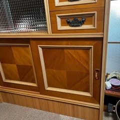 寄木の食器棚の画像