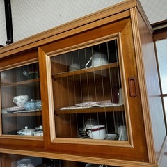 寄木の食器棚の画像