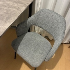 4人掛けテーブルと椅子2脚の画像