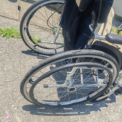 自走式車椅子 ワイド座面 パープル 紫 軽量アルミ 折りたたみ車いす 車イス カドクラ 介護の画像