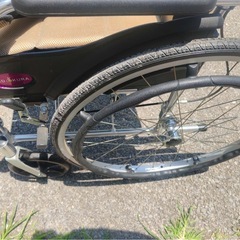 自走式車椅子 ワイド座面 パープル 紫 軽量アルミ 折りたたみ車いす 車イス カドクラ 介護の画像
