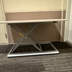 ⾼さ調整可能 昇降式 多機能テーブルの画像