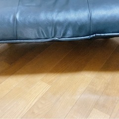 黒レザーソファーの画像