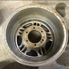 北海道旭川市直接引渡し限定品　アルミホイール 16インチ 8J 4本 PCD139.7 6穴 オフセット0？　深リム 逆ソリ 当時物 ハイエース 100系 など 錆 現状品 リペアの画像