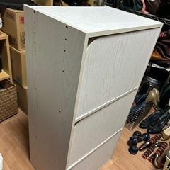 扉付き3段ボックスの画像
