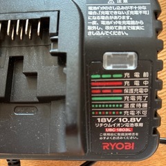 RYOBIチェーンソーの充電器と電池パックの画像