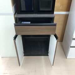 【ジャングルジャングル和歌山店】【Wa1878】食器棚 松田家具 カバーナ シガーナッツ ソフトクローズ メラミンカウンター 飛散防止ガラス リユースショップ リサイクルショップ 中古家具 中古家電 中古自転車 古着 冷蔵庫 洗濯機 エアコン 電子レンジ テレビ オフィス家具 ヴィンテージ アンティーク  和歌山市 岩出市 海南市 岬町 和歌山 大阪の画像