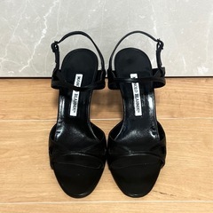 ブラック エナメル調サンダル 22.5cmの画像