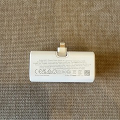モバイルバッテリー、イヤホンの画像