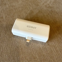 モバイルバッテリー、イヤホンの画像
