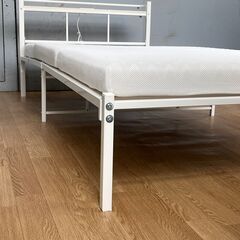 ニトリ シングル パイプベット パジーナ ホワイト コンセント マットレス付きの画像