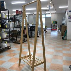 【ｼﾞｬﾝｸﾞﾙｼﾞｬﾝｸﾞﾙ金沢店】ハンガーラック 木製 ナチュラル W(幅)75.0cm×D(奥行き)40.0cm×H(高さ)150.0cm ※クリーニング済みの画像