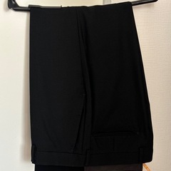 黒いスーツ　ウール100％の画像