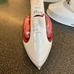 K2507-370 TOSHIBA コードレススチームアイロン TA-FV410 2013年製 キズ汚れ有り 動作確認済みの画像