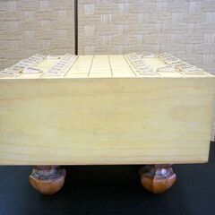☆将棋セット 脚付き将棋盤 5寸 50号 36cm×33cm 本寸 駒 了赤作 つげ上彫 駒台2個 一本足 音受け有り 厚さ14.8cm ヘソ有り 札幌 北20条店の画像