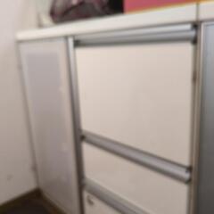 いない場合はお盆過ぎに廃棄します　食器棚の画像
