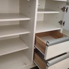 いない場合はお盆過ぎに廃棄します　食器棚の画像