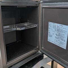 三菱電機 電子冷蔵庫 木目調 20L 出5

三菱電機 電子冷蔵庫 MEE RK-201-K 右開き 

形名:RK-201-K
内容積:20L
外形寸法（幅・奥行・高さ）
365×375×445 mm
質量9kg
の画像