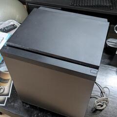 三菱電機 電子冷蔵庫 木目調 20L 出5

三菱電機 電子冷蔵庫 MEE RK-201-K 右開き 

形名:RK-201-K
内容積:20L
外形寸法（幅・奥行・高さ）
365×375×445 mm
質量9kg
の画像