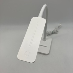 stp-3319 LEDデスクライト　2024年製　調光3段階　スマホスタンドつき　USB給電式　OB-LE101U-W ホワイト　コンパクト　シンプル　白　LED ライト　スタンドライト　テーブルライト　デスクライト　デスクランプ　デスクスタンド　電気スタンド　読書　勉強　読書灯　ビッグカメラの画像