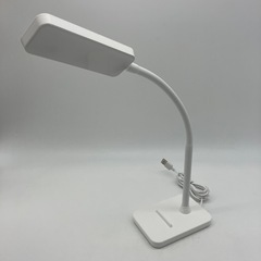 stp-3319 LEDデスクライト　2024年製　調光3段階　スマホスタンドつき　USB給電式　OB-LE101U-W ホワイト　コンパクト　シンプル　白　LED ライト　スタンドライト　テーブルライト　デスクライト　デスクランプ　デスクスタンド　電気スタンド　読書　勉強　読書灯　ビッグカメラの画像