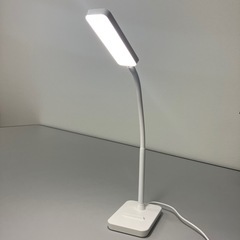 stp-3319 LEDデスクライト　2024年製　調光3段階　スマホスタンドつき　USB給電式　OB-LE101U-W ホワイト　コンパクト　シンプル　白　LED ライト　スタンドライト　テーブルライト　デスクライト　デスクランプ　デスクスタンド　電気スタンド　読書　勉強　読書灯　ビッグカメラの画像