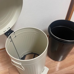 ニトリ ペダル式ゴミ箱 ペダルペールソフトクローズ アイボリーの画像