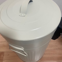 ニトリ ペダル式ゴミ箱 ペダルペールソフトクローズ アイボリーの画像