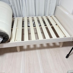 冷蔵庫、洗濯機、シングルベッドの3点セットの画像