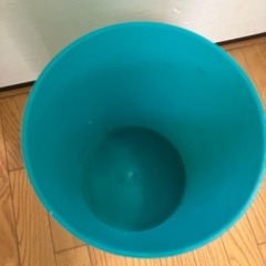 緑のゴミ箱の画像